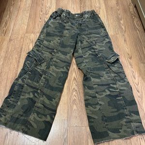 Women’s Urban Outfiters camo cargo pants, size extra small